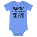 Babybody med texten "Mamma du är sparkad, mormor är här"