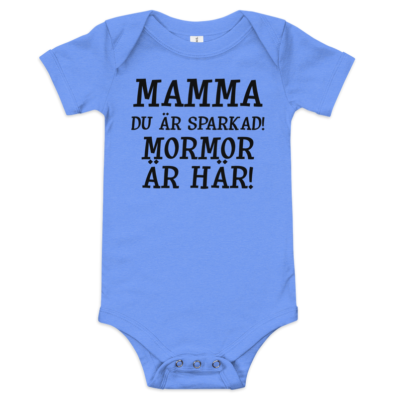 Babybody med texten "Mamma du är sparkad, mormor är här"