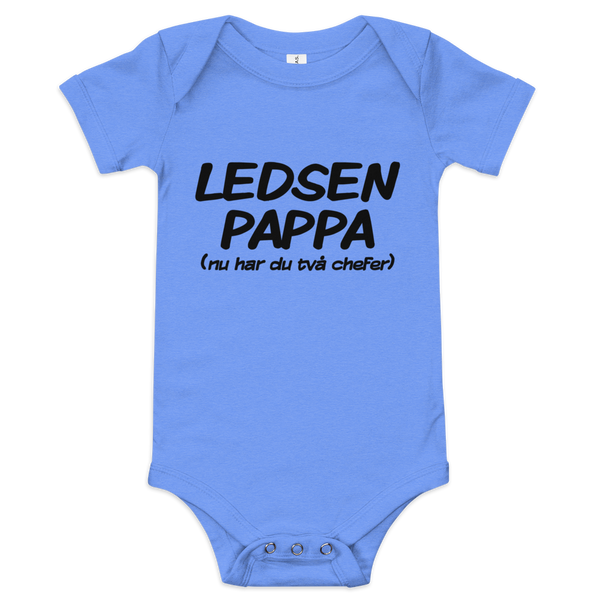 Babybody med texten "Ledsen pappa, nu har du två chefer"
