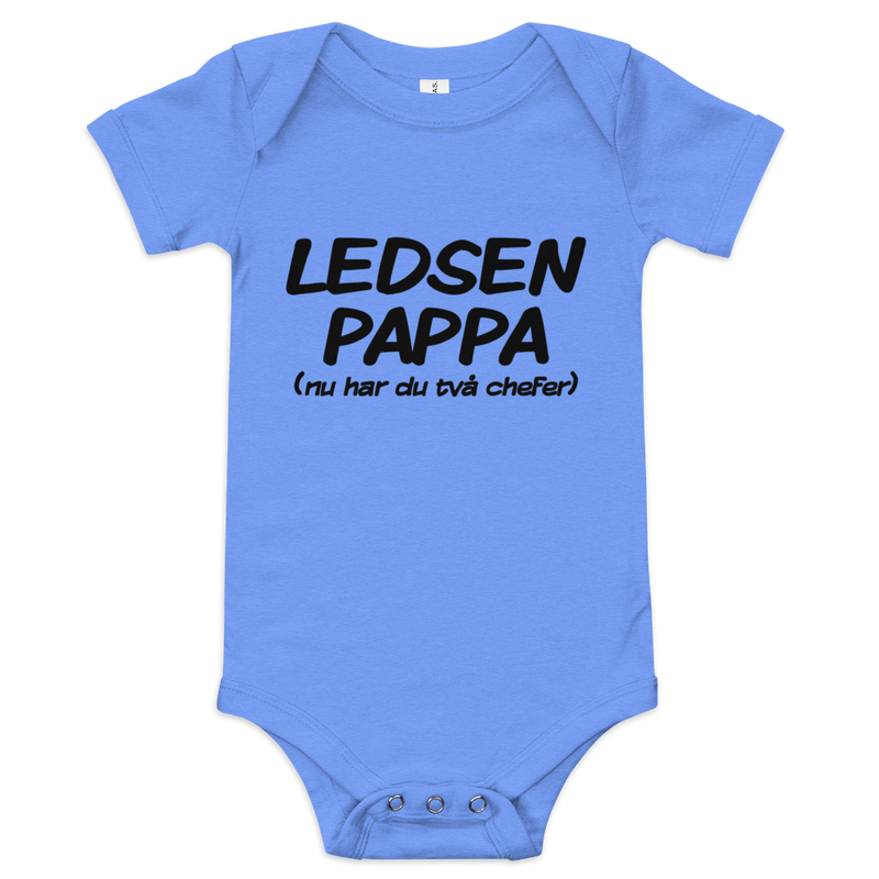 Babybody med texten "Ledsen pappa, nu har du två chefer"