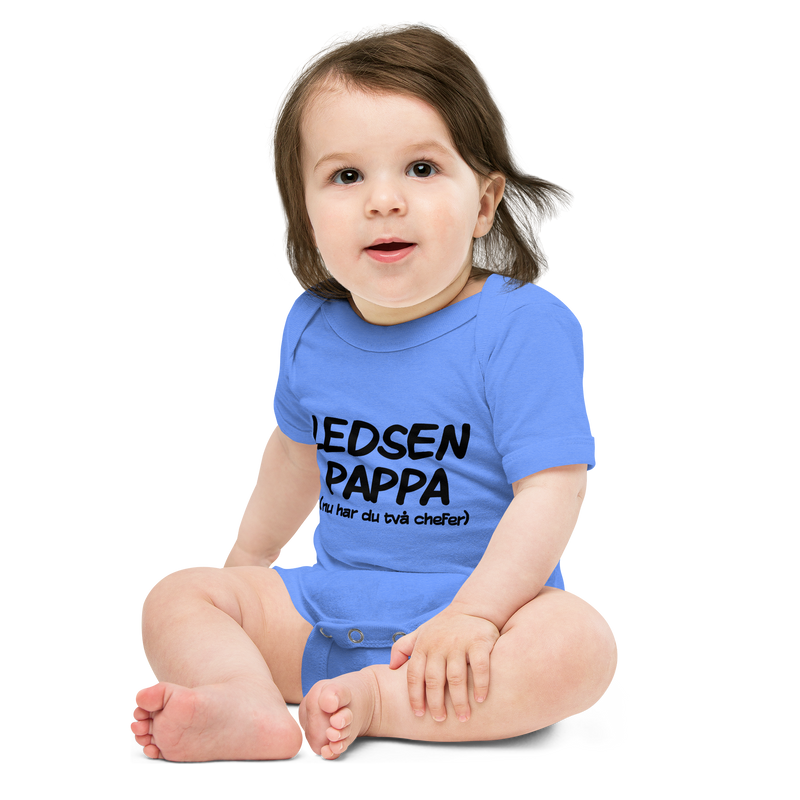 Babybody med texten "Ledsen pappa, nu har du två chefer"