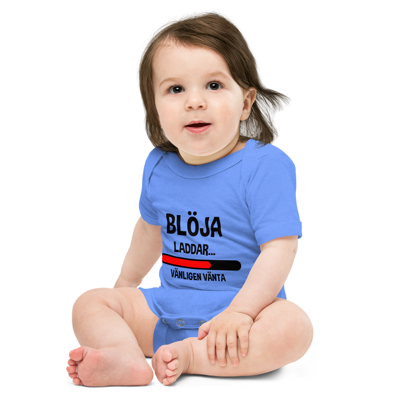 Babybody med texten "Blöja laddar - vänligen vänta"