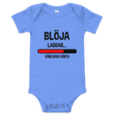 Babybody med texten "Blöja laddar - vänligen vänta"