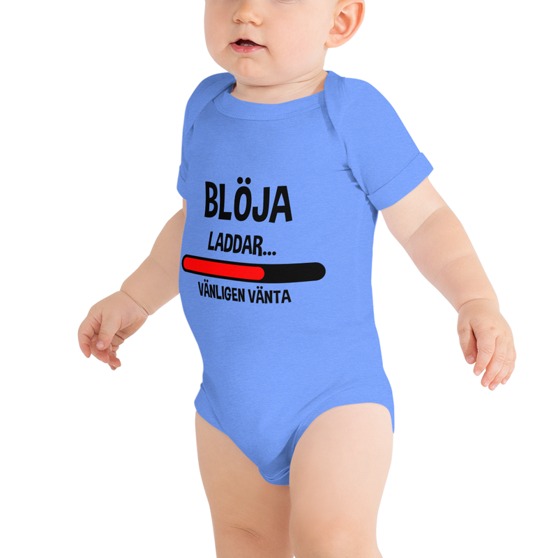 Babybody med texten "Blöja laddar - vänligen vänta"