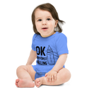 Babybody med texten "OK men först välling"