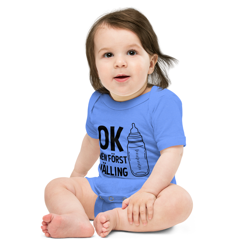 Babybody med texten "OK men först välling"