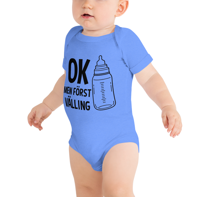 Babybody med texten "OK men först välling"
