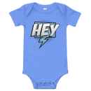 Babybody med texten "HEY"