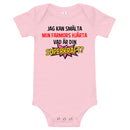 Babybody med texten "Jag kan smälta min farmors hjärta, vad är din superkraft?"