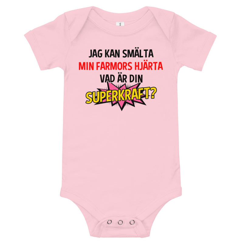 Babybody med texten "Jag kan smälta min farmors hjärta, vad är din superkraft?"