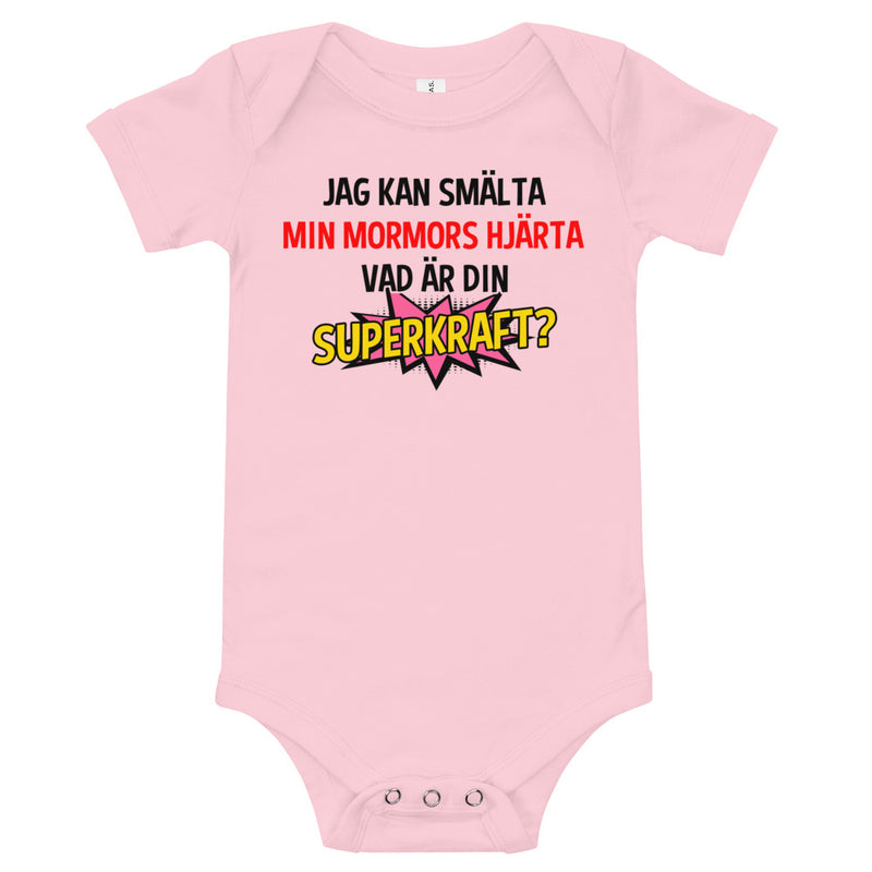 Babybody med texten "Jag kan smälta min mormors hjärta, vad är din superkraft?"