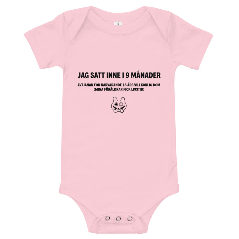 Babybody med texten "Jag satt inne i nio månader"
