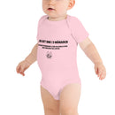 Babybody med texten "Jag satt inne i nio månader"