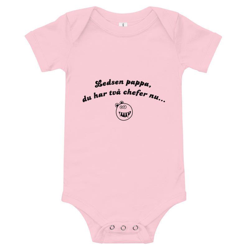 Babybody med texten "Ledsen pappa, du har två chefer nu"