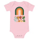 Babybody med texten "Good vibes"