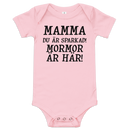 Babybody med texten "Mamma du är sparkad, mormor är här"