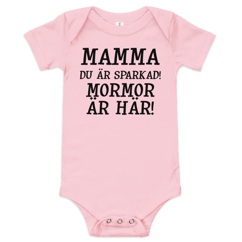 Babybody med texten "Mamma du är sparkad, mormor är här"