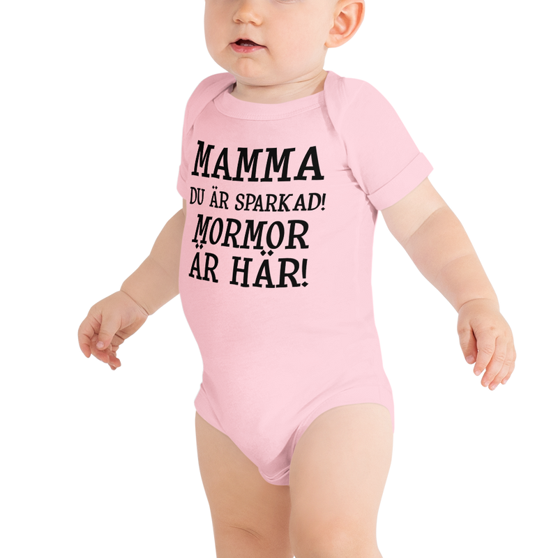 Babybody med texten "Mamma du är sparkad, mormor är här"