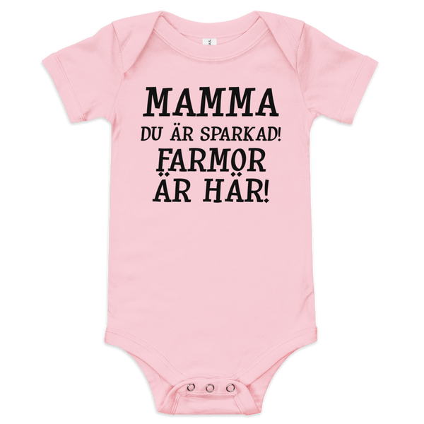 Babybody med texten "Mamma du är sparkad, farmor är här"