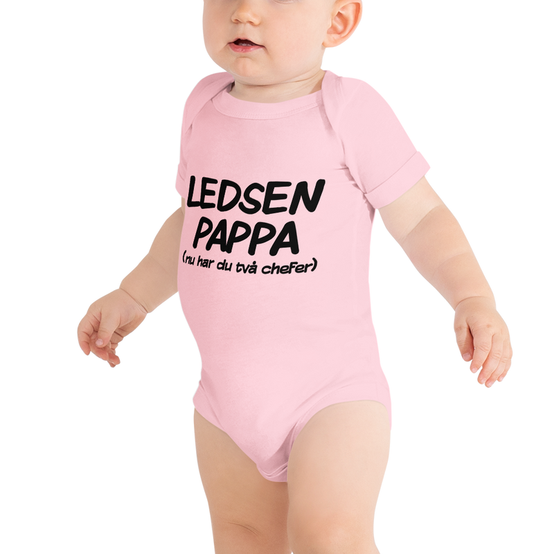 Babybody med texten "Ledsen pappa, nu har du två chefer"