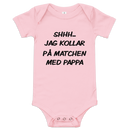 Babybody med texten "Shhh jag kollar på matchen med pappa"