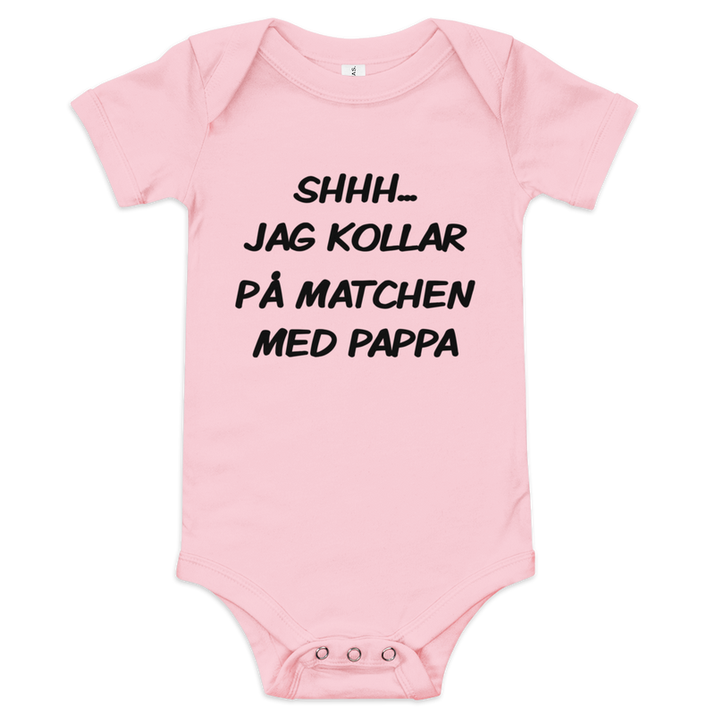 Babybody med texten "Shhh jag kollar på matchen med pappa"