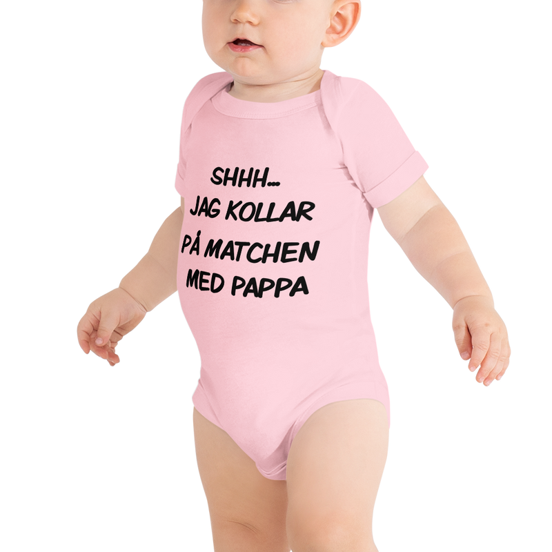 Babybody med texten "Shhh jag kollar på matchen med pappa"