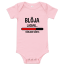 Babybody med texten "Blöja laddar - vänligen vänta"