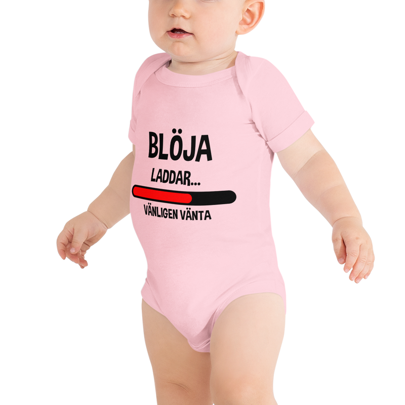 Babybody med texten "Blöja laddar - vänligen vänta"