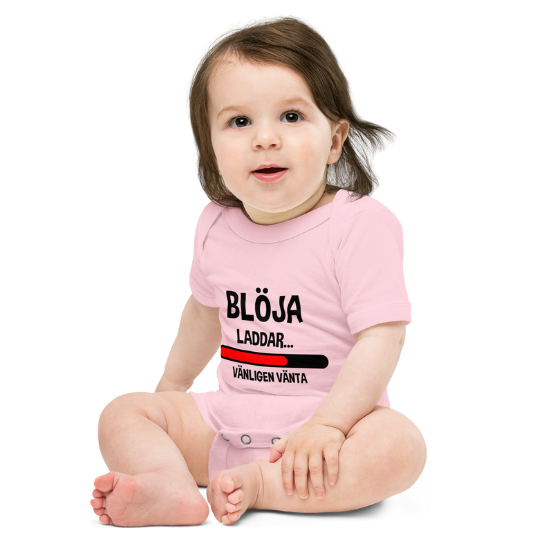 Babybody med texten "Blöja laddar - vänligen vänta"