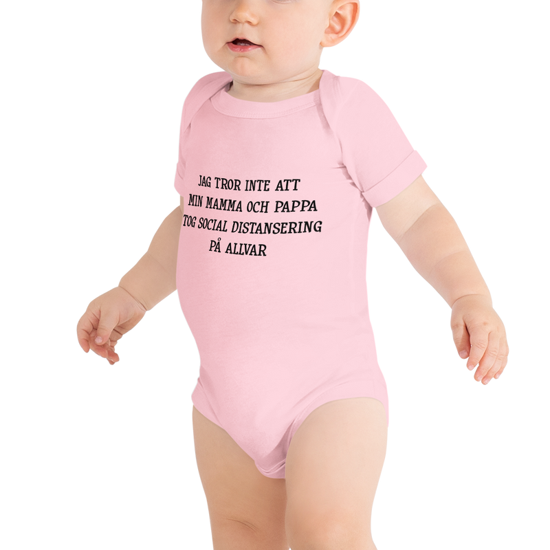 Babybody med texten "Social distansering"