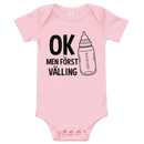 Babybody med texten "OK men först välling"
