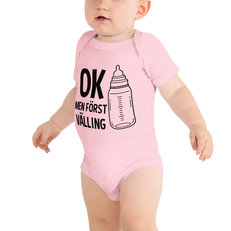 Babybody med texten "OK men först välling"