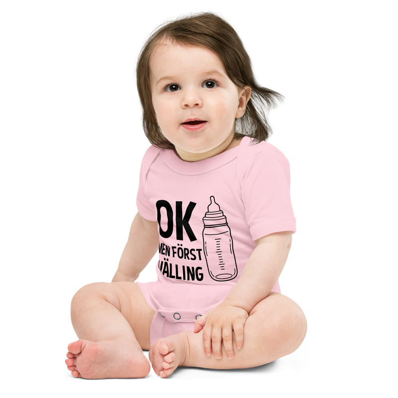 Babybody med texten "OK men först välling"
