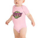 Babybody med texten "KAPOW"