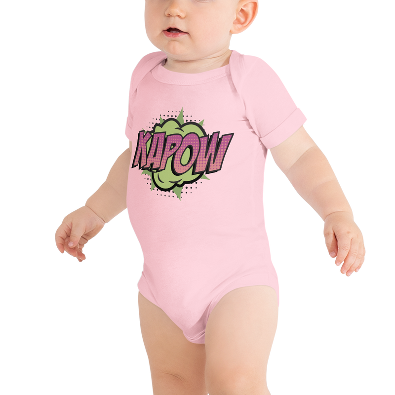 Babybody med texten "KAPOW"