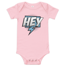 Babybody med texten "HEY"