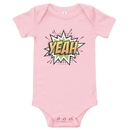 Babybody med texten "YEAH"