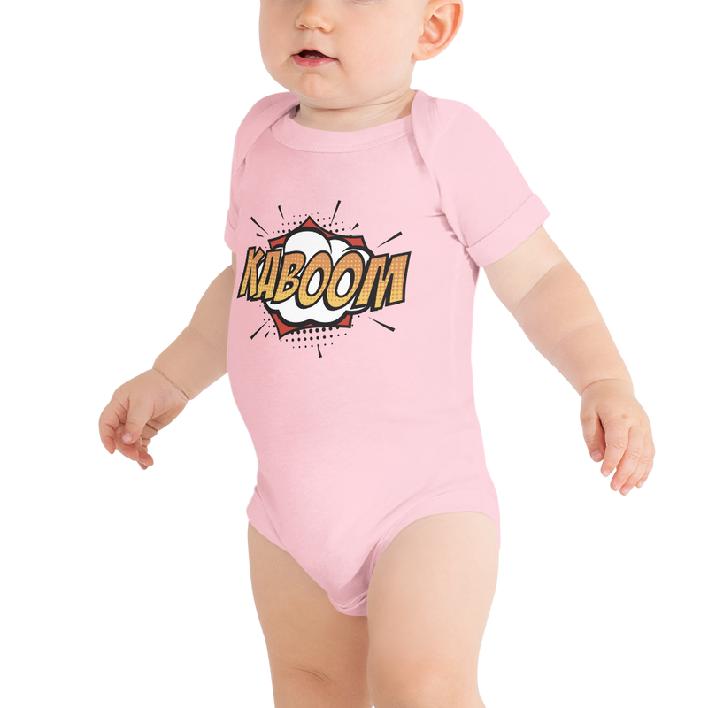 Babybody med texten "KABOOM"