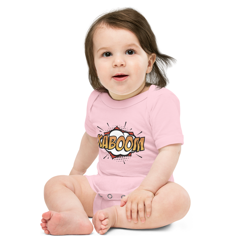 Babybody med texten "KABOOM"