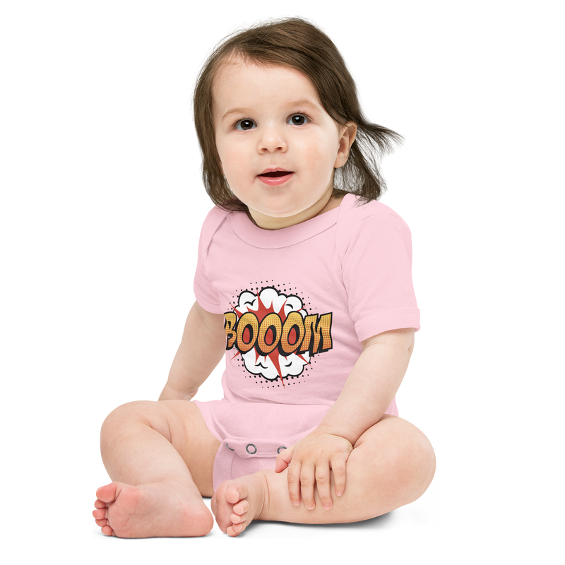 Babybody med texten "BOOM"