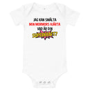 Babybody med texten "Jag kan smälta mormors hjärta, vad är din superkraft?"