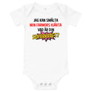 Babybody med texten "Jag kan smälta min farmors hjärta, vad är din superkraft?"