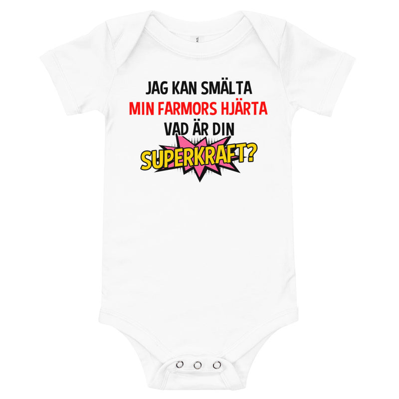 Babybody med texten "Jag kan smälta min farmors hjärta, vad är din superkraft?"