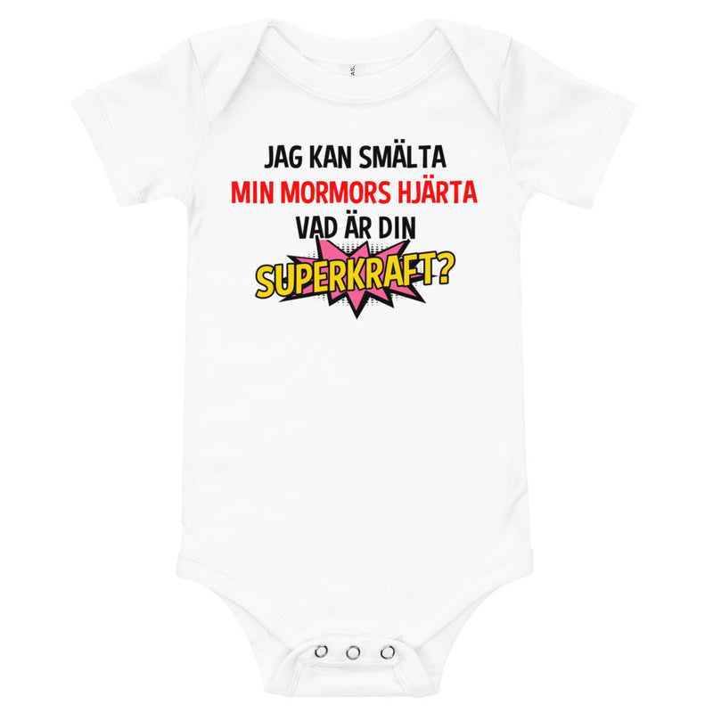 Babybody med texten "Jag kan smälta min mormors hjärta, vad är din superkraft?"