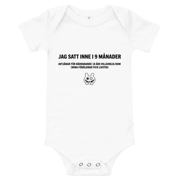Babybody med texten "Jag satt inne i nio månader"