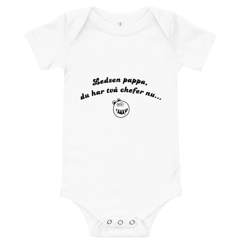 Babybody med texten "Ledsen pappa, du har två chefer nu"