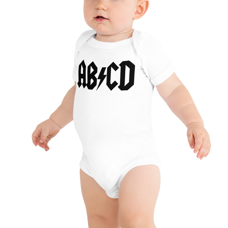 Babybody med texten "ABCD"