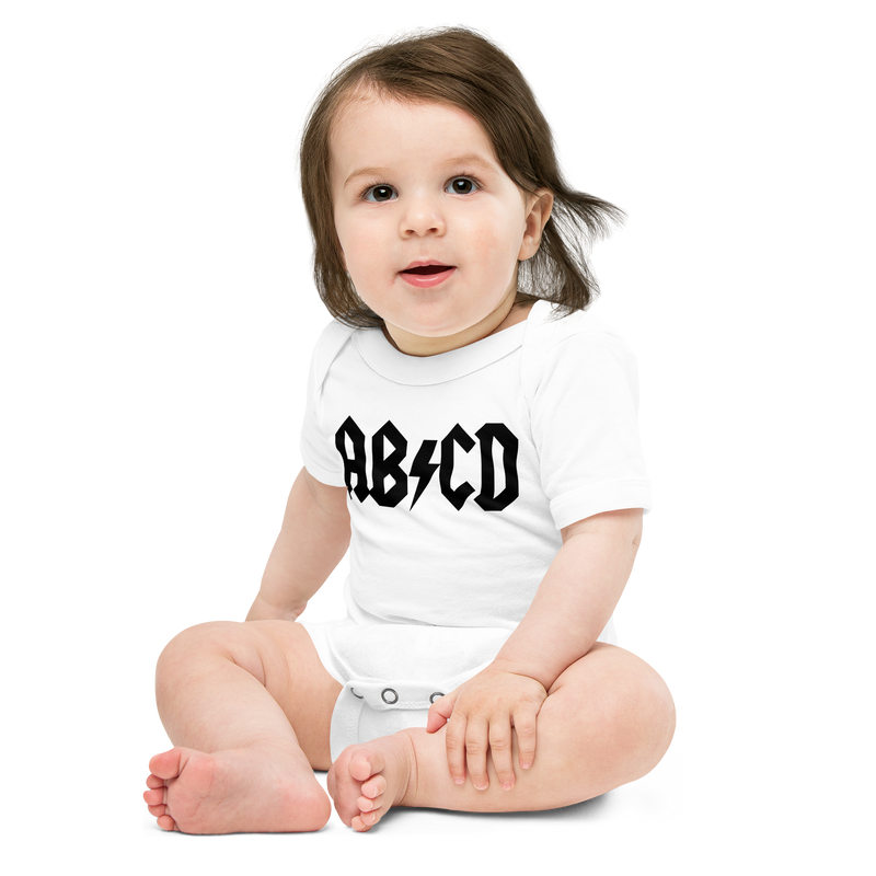 Babybody med texten "ABCD"