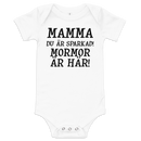 Babybody med texten "Mamma du är sparkad, mormor är här"